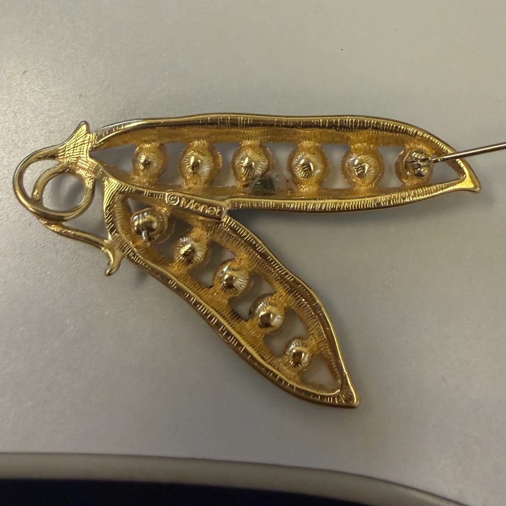 Elegant Monet Signed Green Pea Pod Brooch - Picture 5 of 7